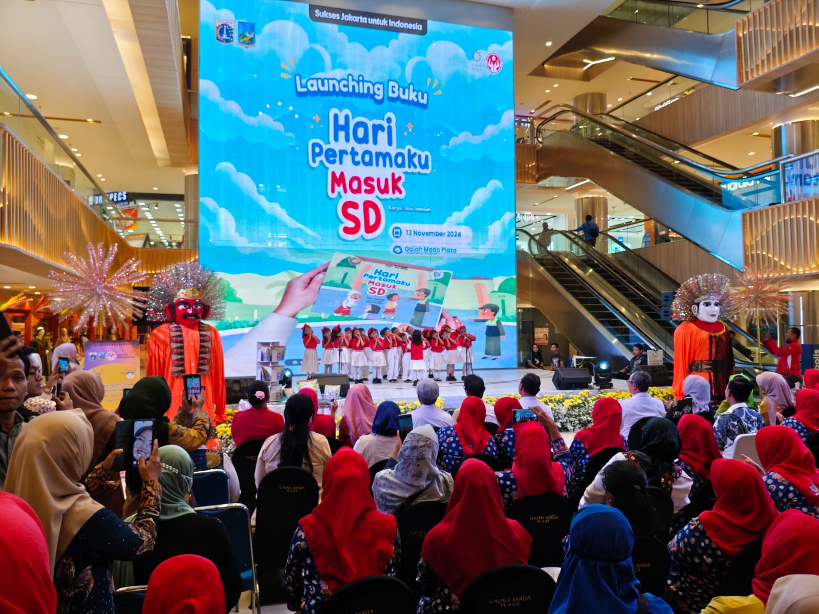 Ketupat Betawi Dalam Rangka Launching Buku Karya Bunda Literasi Berjudul "Hari Pertama MAsuk Sekolah" Di Gajah Mada Plaza